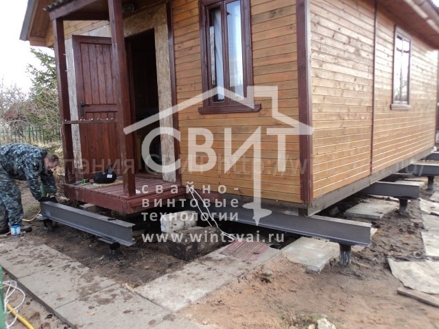 Ремонт фундамента дачного дома винтовыми сваями